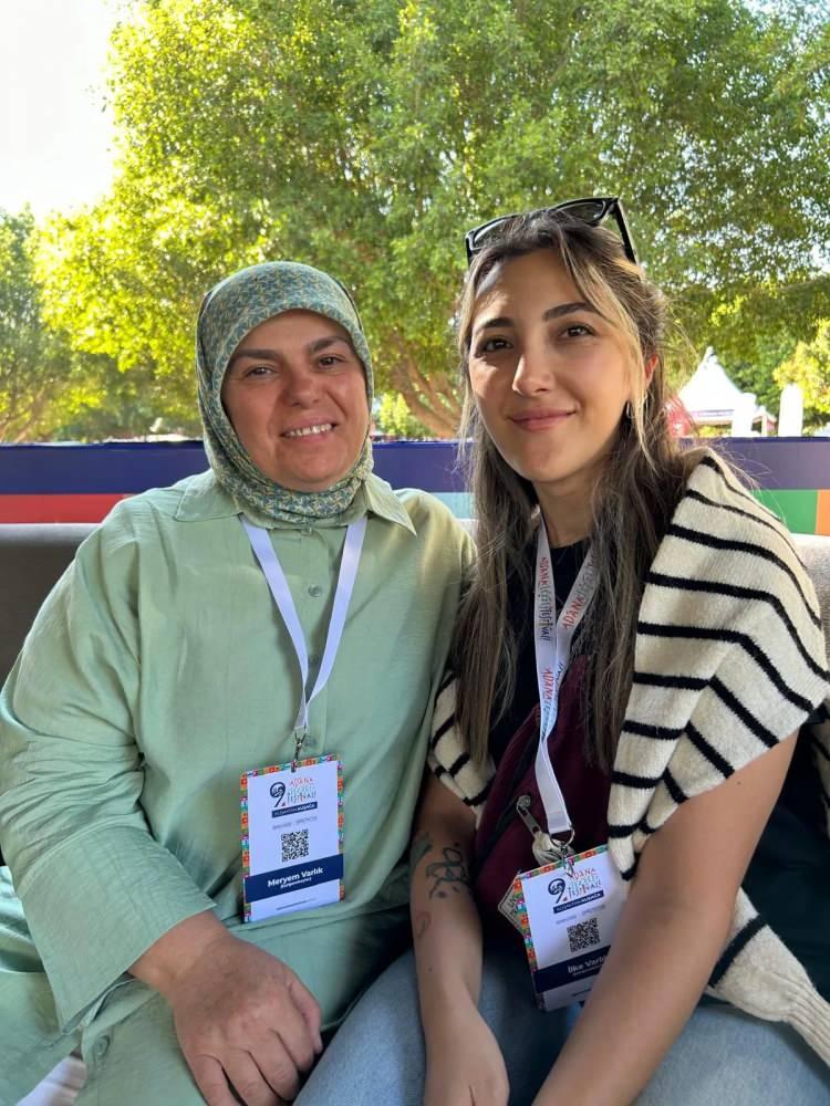 <p><strong>Küçük bir kasabada doğup büyüyen</strong> Meryem Varlık, <strong>15 yaşında okulu bırakmak zorunda kalmış</strong> ve sonrasında <strong>kendini çocuklarına adayarak</strong> onların eğitimine öncelik vermiş. <strong>İki çocuğu olan Varlık</strong>, çocuklarından birini <strong>halkla ilişkiler</strong>, diğerini <strong>radyo televizyon</strong> bölümlerinden mezun ettikten sonra, <span style="color:#800080"><em><strong>"Çocuklarımı okuttum, sıra bana geldi"</strong> </em></span>diyerek pandemide <strong>açıktan liseyi bitirdi.</strong></p>