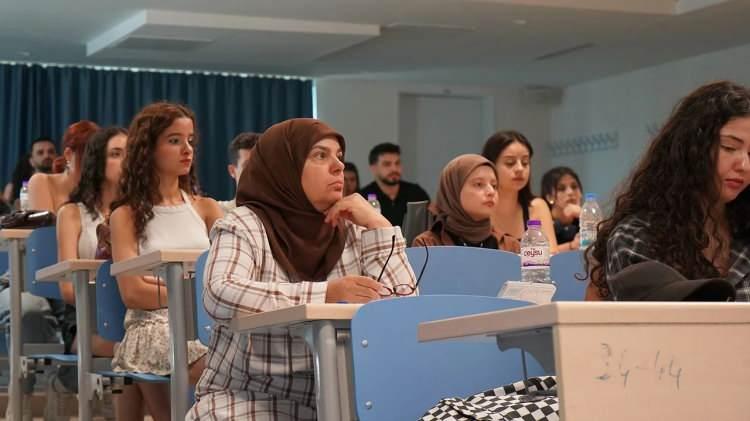 <p><span style="color:#800080"><em><strong>"Oğlum ve kızım üniversite mezunu olunca onlar beni teşvik etti. 'Anne bir de sen dene.' dediler. Sınava girdim, 1 puan farkla kazandım. O an gurur duydum kendimle. Anneler okur, çocuklar arkasından gelir ya, bizde tam tersi oldu. Onların mezun olduğu okulda şimdi ben öğrenciyim. Bu beni hem mutlu ediyor hem de gururlandırıyor."</strong></em></span> sözleriyle o anları anlattı.</p>
