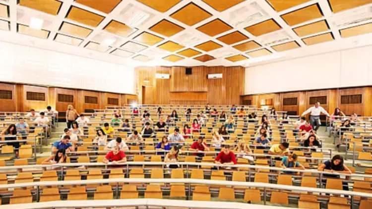 <p>Derslerinde zaman zaman <strong>kızının eski öğretmenleriyle karşılaştığını</strong> da dile getiren Varlık, yaşadığı sürpriz anlardan birini şu şekilde anlattı:</p>
