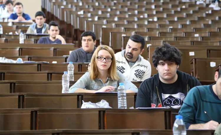 <p><em><span style="color:#800080"><strong>"Bazı hocalarım kızımı hatırlıyor. Biri bana, 'Siz Elif’in annesisiniz, değil mi?' dedi. Hatta kızımın bir dönem grup ödevi kavgasını bile hatırlamış, anlattı. Çok şaşırdım; yıllar geçmiş ama hocalar hatırlıyor."</strong></span></em></p>
