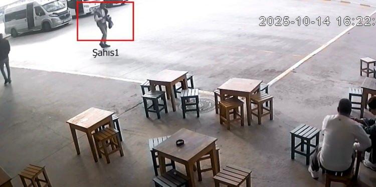 <p>İran'dan Çanakkale'ye<strong><em> midesine yutarak sakladığı uyuşturucularla satış için gelen zehir taciri,</em></strong> narkotik ekiplerinin operasyonuyla yakalandı.</p>