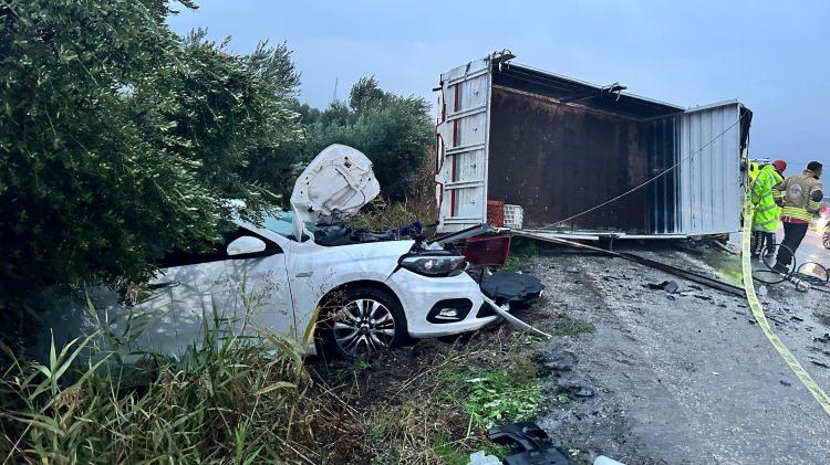 <p>Manisa'nın Alaşehir ilçesinde yağış sebebiyle kontrolden çıkan kamyonetin devrilip karşı şeride geçmesi nedeniyle otomobille çarpıştığı kazada 2 kişi yaşamını yitirdi, 3 kişi yaralandı.</p>
<p> </p>