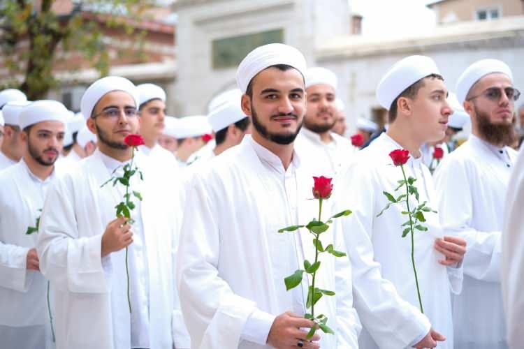 <p>318 Hafızlık, Arapça ve İhtisas talebesi, İsmailağa Camii’nden ellerinde güllerle Yavuz Sultan Selim Camii’ne yürüyerek ailelerini selamladılar. </p>