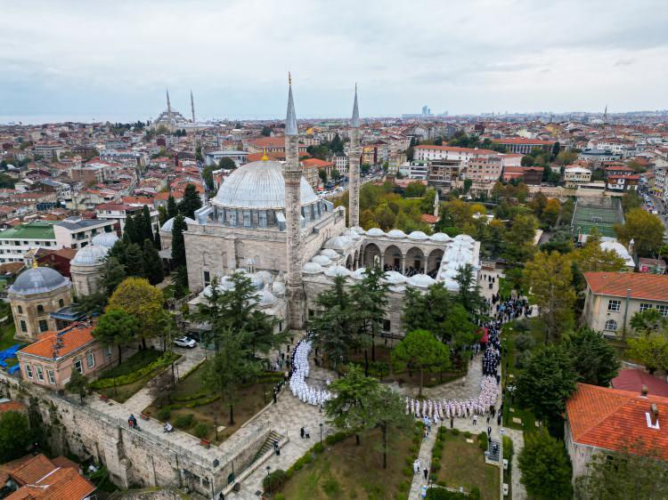 <p>1997 yılından bu yana Kur’ân-ı Kerîm’i ve nurunu kalplerde yaymak amacıyla İstanbul, Fatih, İsmailağa’da medrese faaliyetlerini aralıksız sürdüren Erenler Vakfı; Sıbyan Mektebi, Hafızlık, Arapça ve Şer’î İlimler, İhtisas gibi eğitim aşamalarıyla medrese eğitimini kapsamlı bir şekilde yürütüyor. </p>
