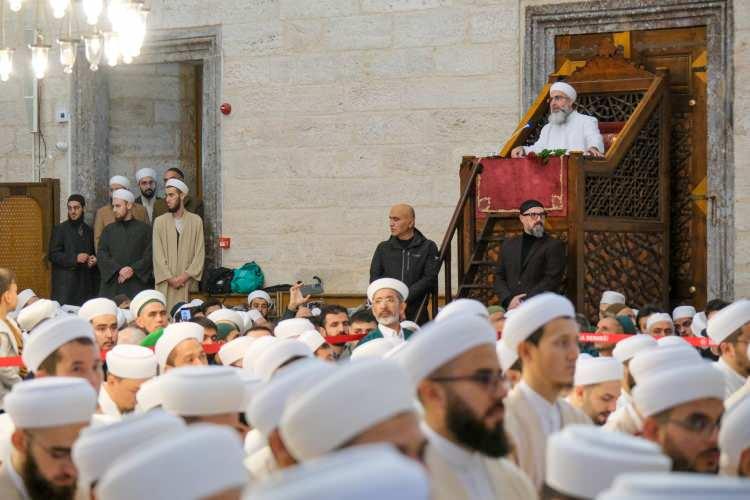 <p><strong>YOĞUN KATILIM</strong></p>
<p> </p>
<p>Merasime; İsmailağa Cemaati’nin manevi lideri Ahmet Fikri Doğan Hocaefendi, İsmailağa İmam Hatibi Salih Topçu, Erenler Vakfı Onursal Başkanı Mahmut Eren, Merhum Mahmud Ustaosmanoğlu Hocaefendi’nin oğlu Ahmet Ustaosmanoğlu, Hocaefendi Tebliğ ve İrşad Birimi Sorumlusu Ramazan İlhan, İsmailağa Azerbaycan Vekili Ali Askeri, Mahmut Şevket Ustaosmanoğlu, İDDEF Genel Başkanı Mehmet Turan, Muhammed Fatih Ustaosmanoğlu, Abdülhalik Ustaosmanoğlu, Erenler Vakfı hocaları, din görevlileri, hafızlık talebeleri, veliler ve diğer vatandaşlar katıldı. </p>