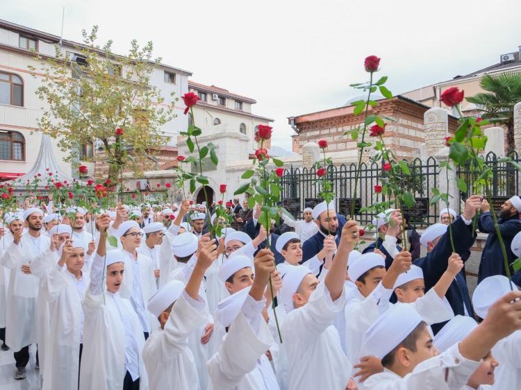 <p>Ardından cami içerisinde Kur'ân-i Kerîm tilavetleri, hocaların vaazları ve icazet takdimleri ile merasim tamamlandı. Drone ile havadan da görüntülenen icazet, vatandaşların yoğun ilgisiyle karşılaştı.</p>