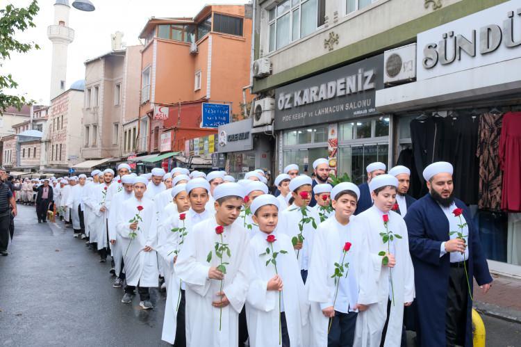 <p><strong>“NİCE GÖNÜLLERE DOKUNMAK İÇİN HİZMETE BAŞLIYORUZ”</strong></p>

<p> </p>

<p>İcazet alan talebelerden Mehmet Emin Çivi, aldığı eğitim ve gelecek planlarını şöyle ifade etti:</p>

<p> </p>

<p>“Yavuz Sultan Selim Camii’nde 318 kardeşimizle birlikte İslâmî ilimler icazetini almakla müşerref olduk, hamdolsun. Medreseden aldığımız ilim, irfan ve güzel ahlakla nice gönüllere dokunmak için hizmete başlıyoruz. Anadolu’nun dört bir yanına dağılıp medreseden aldığımız sahih bilgiyi kardeşlerimize ulaştırmak için gayret edeceğiz. Bu kutlu günümüze katılım sağlayan kardeşlerimize ve hanım ablalarımıza teşekkür ediyorum.”</p>
