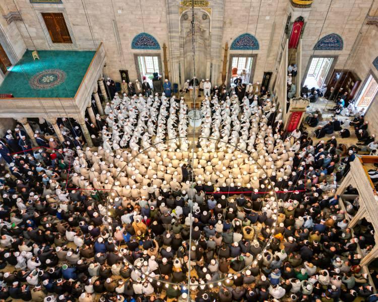 <p><strong>“CAMİMİZ TARİHİ GÜNLERDEN BİRİNİ YAŞADI”</strong></p>

<p> </p>

<p>İcazet veren hocalardan Hamidiye Medresesi Müdürü Abdülmetin Karakum ise yaptığı açıklamada, “Elhamdülillah, bugün Erenler Vakfı bünyesindeki medreseler olarak Yavuz Sultan Selim Camii’nde 318 talebemize icazet verme şerefine nail olduk. Muhteşem bir gündü; camimiz tarihi günlerinden birini yaşadı. Katılan tüm kardeşlerimize teşekkür ediyor, icazet alan hoca ve hafızlarımızı tebrik ediyoruz. Onları yetiştiren anne, babalarından ve hocalarından Allah razı olsun. Nice icazet merasimlerine vesile olabilmek duasıyla” ifadelerini kullandı.</p>
