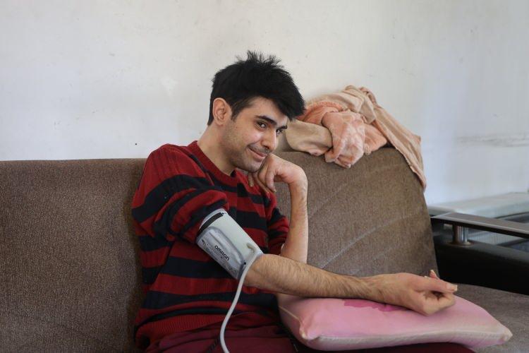 <p>Hatay'da 3 yıla yakın süredir evden çıkmayarak sadece telefonla ve bilgisayarla oynayan ve 3 yılın ardından ilk defa tıraş olup dışarıya çıkan Barış Özbay'a teşhis koyuldu. <span style="color:#A52A2A"><strong><em>İşte Tüm Türkiye'nin günlerce konuştuğu Barış'ın hastalığı...</em></strong></span></p>