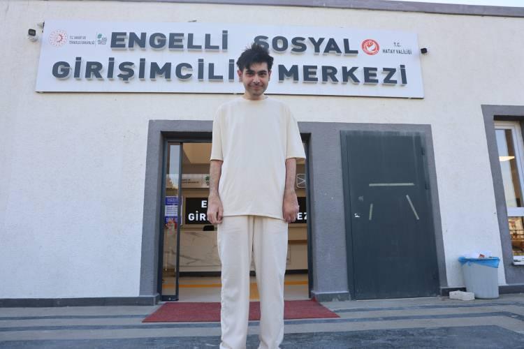 <p><span style="color:#A52A2A"><strong>3 TIL SONRA YIKANDI TIRAŞ OLDU</strong></span></p>
<p>Yaklaşık 3 yıl sonra duş alan, tıraş olan ve evinden çıkıp farklı bir noktaya giden Barış'ın annesi Semra Özbay'ın yüzü evladı için gülmeye başladı. </p>