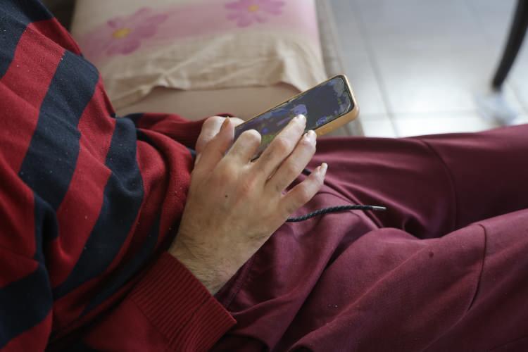 <p>Barış'ın yapılan kan tahlilleri sonucunda beslenmeden kaynaklı vitamin eksiliği olduğunu s&ouml;yleyen Ferdi Coşgun,<strong> "Barış &Ouml;zbay kardeşimizle ilgili bize sosyal medya kanalları &uuml;zerinden bilgileri geldikten sonra gerekli &ccedil;alışmaları yaptık. Aile ve Sosyal Hizmetler M&uuml;d&uuml;rl&uuml;ğ&uuml; ve Antakya İl&ccedil;e Sağlık M&uuml;d&uuml;rl&uuml;ğ&uuml; sağlık ekipleri evde sağlık birimleri konuya hemen vakıf olarak Barış kardeşimizin ailesine ulaştık. Barış'ın &ouml;nce bakımları yaptırdık, temizliğini sağladık ve evde sağlık ekibimiz tarafından sağlık muayeneleri ger&ccedil;ekleştirildi. Kan tahlilleri alındı. Bu kan tahlilleri değerlendirildi ve &ccedil;ok ş&uuml;k&uuml;r herhangi bir sağlık problemi olmadığını g&ouml;rd&uuml;k. Birka&ccedil; vitamin eksikliği s&ouml;z konusuydu, bunlar da beslenme d&uuml;zensizliğinden kaynaklı olduğunu d&uuml;ş&uuml;n&uuml;yoruz. Onlarla ilgili gerekli &ccedil;alışmalar vitamin destekleri re&ccedil;etelerle birlikte sağlandı."&nbsp;</strong>ifadelerini kullandı.</p>
