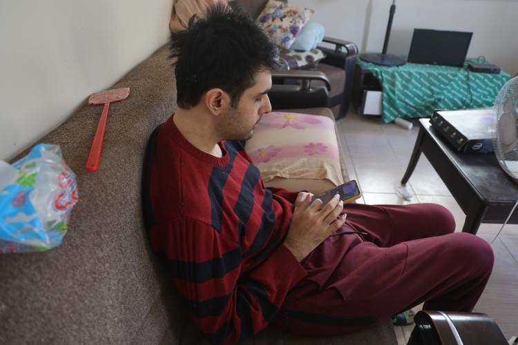 <p><strong>Bunlarla ilgili tedavi başlandı ama bunun temelinde g&ouml;rd&uuml;ğ&uuml;m&uuml;z kadarıyla bir sosyal medya ve dijital bağımlılık durumunun tetiklediği d&uuml;ş&uuml;n&uuml;yoruz. Sosyal hayattan kopmamaları, ger&ccedil;ek insanlarla diyalog kurmaları, kitaplarla haşır neşir olmaları ve arkadaşlarıyla birlikte olmaları bu şekilde ger&ccedil;ek hayatın i&ccedil;erisinde kalmalarını tavsiye ediyoruz. Bu durumun &ccedil;ok meşakkatli bir s&uuml;re&ccedil; olacağını d&uuml;ş&uuml;nm&uuml;yorum fakat bazı kritik noktalarımız var. Bunları uzman doktorlarla ve psikologlarımızla irtibat halinde kalarak inşallah kritik noktalara &ccedil;ok yaklaşmadan aşarak sosyal hayata ailesine kazandırmaya &ccedil;alışacağız."</strong></p>
