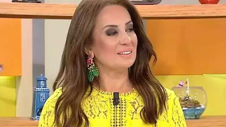 <p><strong>Ünlü televizyon sunucusu Sinem Yıldız</strong>, sunuculuğunu üstlendiği canlı yayında <strong>aniden fenalaşarak yayını terk etmek zorunda kaldı</strong>. </p>
