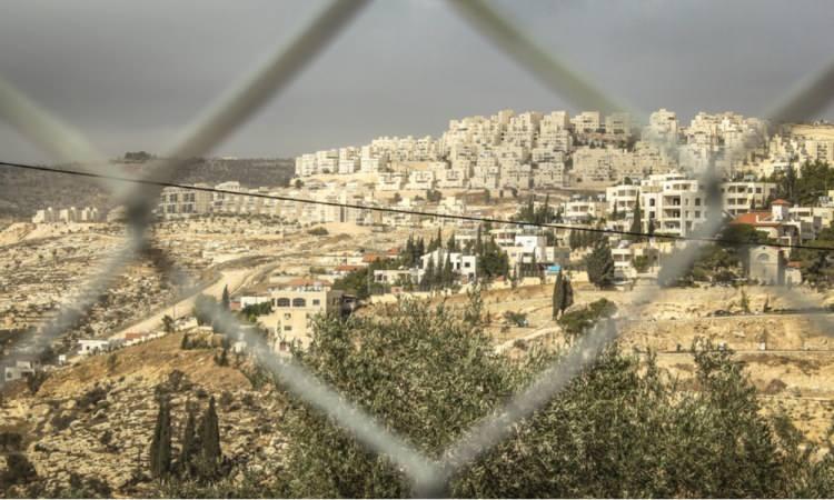 <p>Aslında bir Arap balıkçı köyü olan Cisr El Zerka köyü, doğuda Beit Hanania, kuzeyde Maagan Michael ve güneyde  İsrail Başbakanı Binyamin Netanyahu'nun memleketi olan  Caesarea olmak üzere üç Yahudi kasabasıyla çevrili.</p>
