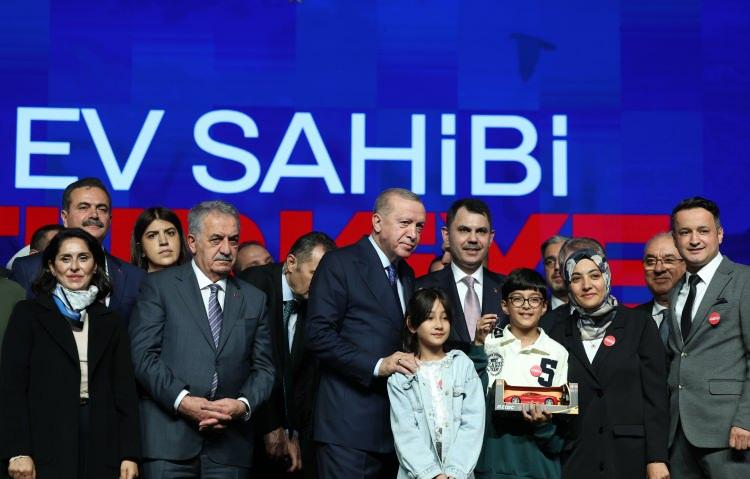 <p>- Konutlar, ayda 6 bin 750 liradan başlayan taksitlerle ödenecek. Satış bedeli ise 1 milyon 800 bin liradan başlayacak.</p>
<p>Konutlar, yüzde 10 peşinat ile 240 aya kadar vadeyle satışa sunulacak.</p>