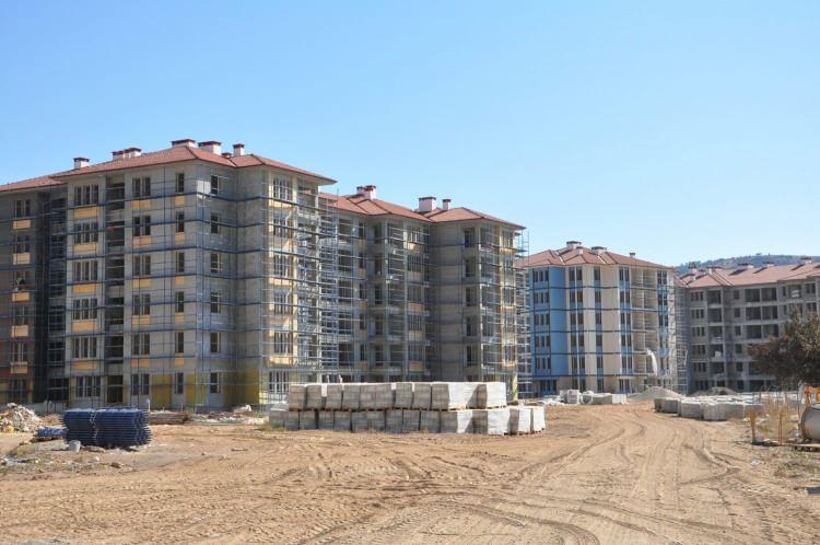 <p>-Başvuru yapılacak yerlerde (il ise ilde, ilçe ise ilçede, belde ise beldede) adrese dayalı kayıt sistemine göre; başvuru döneminden geriye doğru 1 yıldan az olmamak koşuluyla ikamet ediyor olma şartı aranacak.</p>
<p>-Emekliler ve deprem bölgesi illeri için nüfusa kayıt veya en az 1 yıl ikamet şartı aranacak.</p>