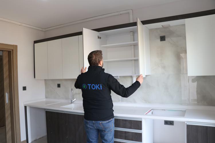 <p>* İstanbul dışındaki illerde 55 metrekarelik 1+1 konutların satış fiyatı 1 milyon 800 bin TL olarak belirlendi. Yüzde 10 peşinat (180.000 TL), 240 ay vade imkanı sunulacak. Bu konutların aylık taksiti 6 bin 750 TL olacak.</p>
<p> </p>