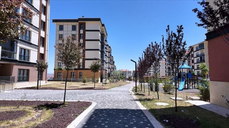 <p>Kiralık konutlar, bölgedeki rayiç bedelin yarısına kiralanacak ve kira sözleşmeleri 3 yılı kapsayacak.</p>

<p> </p>
