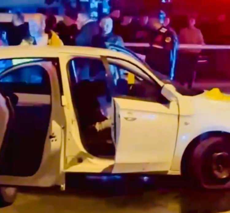 <p>Edremit'te 18 Ekim'de saat 23.00 sıralarında, 112 Acil Çağrı Merkezi'ne Altınkum Mahallesi Ertürk Caddesi'nde 1 aracın önü kesilip gasbedildiği ve silah kullanıldığı yönünde ihbar yapıldı.</p>