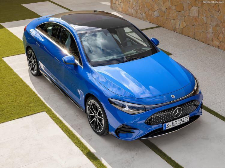 <p>Yeni CLA’nın çarpıcı karakter çizgileri, tasarımı ve donanımları sınıfında yeni bir deneyim sunuyor<br />
<br />
Yeni CLA’nın uzun aks mesafesi, kısa çıkıntıları ve güçlü GT tarzı arka kısmı atletik dinamizmini yansıtıyor. Sportif oranları alçak tavan çizgisi, güç kubbelerine sahip uzun kaput ve 19 inç jantlar ile vurgulanıyor.<br />
<br />
İkonik ve sportif A şekilli ön panel, elektrik çağı için yeniden yorumlanıyor. Yenilikçi yıldız paneli ve merkezdeki aydınlatmalı yıldızı ile ilk kez bir ön panel Mercedes-Benz seri üretim aracında tamamen aydınlatılıyor. Toplam 142, ayrı ayrı hareketlendirilmiş LED krom efektli yıldız, ayırt edici bir marka imzası oluşturuyor.</p>