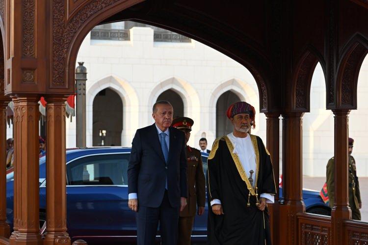 <p>Umman Hava Kuvvetlerine ait uçaklar, Özel Sultanlık Havaalanı'na inişinde Cumhurbaşkanı Erdoğan'ın uçağına eşlik etti.</p>