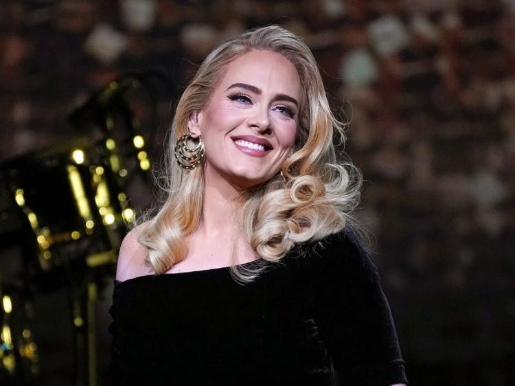 <p><span style="color:#000080"><strong><em>Sahne kıyafetleriyle ilgili tartışmalar sürerken, dünya müziğinin güçlü sesi Adele’in yıllar önce söylediği sözler yeniden gündem oldu. Adele, müziğin özüne vurgu yaparak “İnsanların bana bakmasını değil, dinlemesini isterim” demişti.</em></strong></span></p>