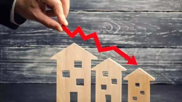 <p>Türkiye Cumhuriyet Merkez Bankası (TCMB) Konut Fiyat Endeksi'ne göre, en son 2024 Ocak'ta yıllık bazda yüzde 1,4 reel artış gösteren konut fiyatları, şubat ayı ile birlikte düşüşe geçmiş ve reel olarak yüzde 5,1 azalmıştı.</p>