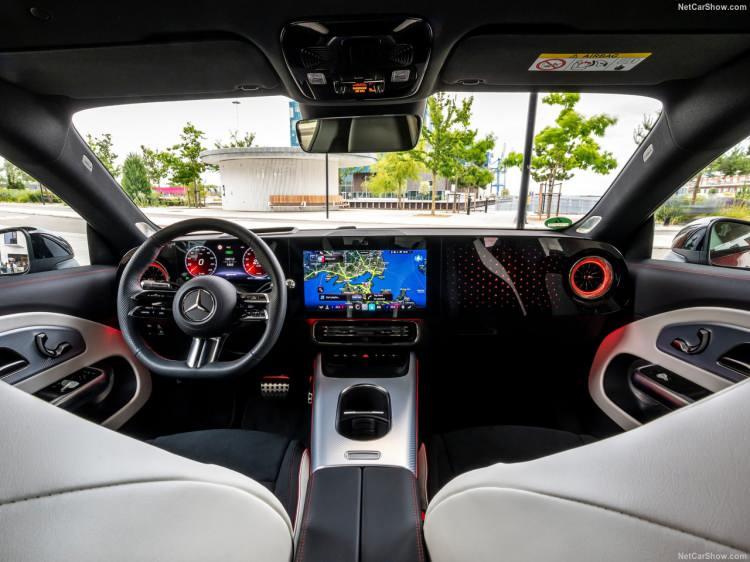 <p>Yeni CLA, şirketin tamamen kendi geliştirdiği Mercedes-Benz İşletim Sistemi (MB.OS) ile çalışan ilk araç.</p>