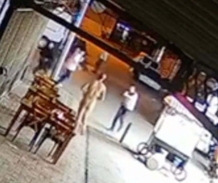 <p><span style="color:rgb(165, 42, 42)"><strong>OLAY KAMERADA </strong></span></p>
<p> </p>
<p>Olay çevredeki güvenlik kamerasına da yansıdı. Görüntülerde;<span style="color:rgb(165, 42, 42)"><strong><em> elinde bıçakla sokakta bulunan Fırat Arslan'ın bir anda eşine dönerek kovaladığı, o sırada saçlarından tuttuğu kızı D.A.'yı da defalarca bıçakladığı anlar yer aldı.</em></strong></span></p>
<p> </p>
<p>Fırat Arslan'ın dikkatini dağıtan bir genci kovalamak için kızını bıçaklamayı bıraktığı görüldü.</p>
<p> </p>
<p>Ayrıca görüntülerde polisin Arslan'ı ayağından vurup etkisiz hale getirdiği anlar yer aldı.</p>