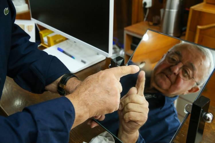 <p>Doğru gözlük kullanımının çok önemli olduğunu vurgulayan Kargılı, güneş gözlüğü dahi olsa optikçiden alınması gerektiğini sözlerine ekledi.</p>
