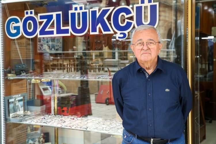 <p>İsmail Kargılı, ağabeyi Cevat Kargılı'nın yanında 1967 yılında gözlükçülük yapmaya başladığını söyledi.</p>
<p> </p>
<p> </p>