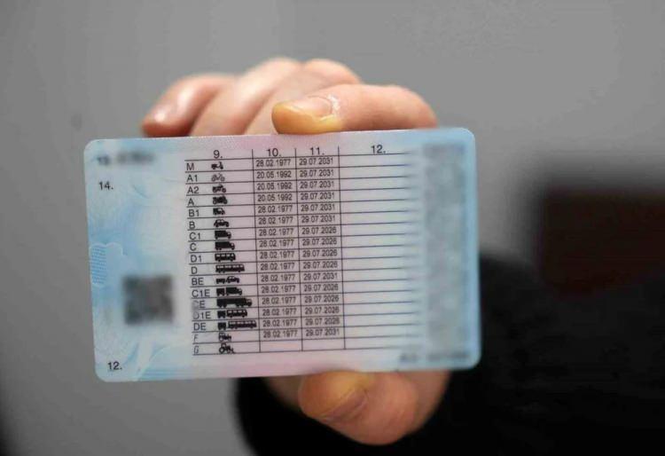 <p>Ehliyetini yenilemek isteyenlerin eski sürücü belgelerini ibraz etmeleri, 15 liralık başvuru ücretini ödemeleri, sürücü sağlık raporunu sunmaları ve son 6 ay içinde çekilmiş bir biyometrik fotoğrafı vermeleri gerekiyor.</p>
<p> </p>