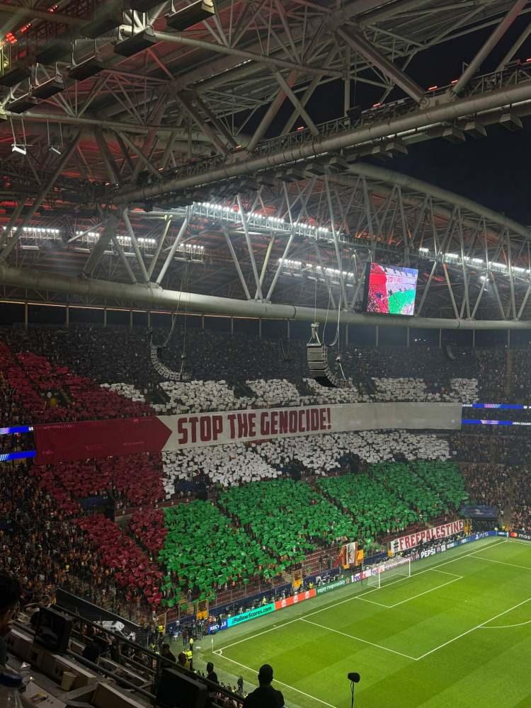 <p>Kuzey tribününde kartonlarla Filistin bayrağı oluşturan taraftarlar, İngilizce "Soykırımı durdur" ifadelerinin yazılı olduğu büyük bir pankart açtı.</p>