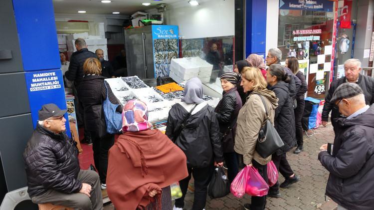<p>Sezon başında kilogramı 300 liraya kadar çıkan hamsinin fiyatı, artan avlanma miktarıyla birlikte önce 100 liraya, ardından da bazı balıkçılarda 70 liraya kadar geriledi.</p>
