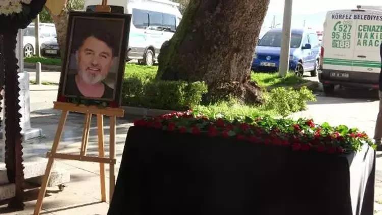 <p>Cenazede musalla taşına tabut yerine güller konuldu. Olaya ilişkin sanıklar hakkında Kocaeli 4'üncü Ağır Ceza Mahkemesi'nde dava açıldı. Davanın 22 Nisan’da görülen duruşmasında, Cumhuriyet savcısı tarafından açıklanan mütalaada, 6 sanığın, ‘Delilleri gizlemek suretiyle tasarlayarak kasten öldürme’ suçundan ağırlaştırılmış müebbet hapisle cezalandırılmaları istendi.</p>
<p> </p>