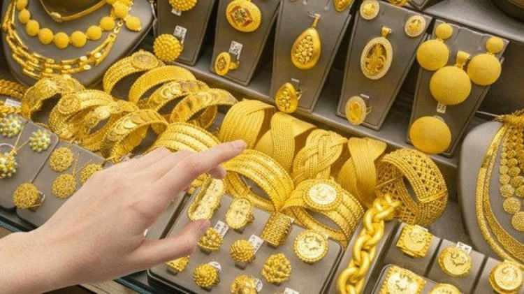 <p>Türkiye Cumhuriyet Merkez Bankası (TCMB) Para Politikası Kurulu, piyasaların beklentisi doğrultusunda 100 baz puanlık faiz indirimi yaptı. Böylece politika faizi yüzde 39,5 seviyesine geriledi.</p>
<p> </p>