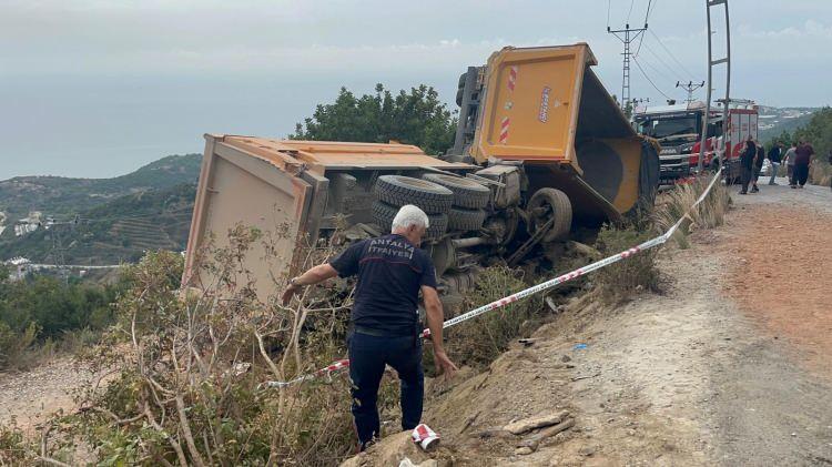 <p>Kaza, saat 12.00 sıralarında Alanya'nın Elikesik Mahallesinde meydana geldi. </p>
