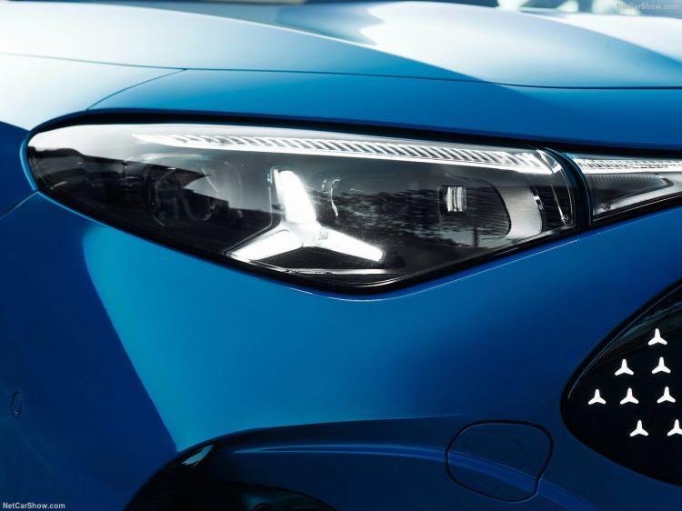 <p>CLA 350 4MATIC’te ön aksta 109 bg’lik bir çekiş ünitesi de bulunuyor. Bu ünitedeki ön elektrik motoru, sürüş durumuna veya programına bağlı olarak yalnızca ek güç veya çekiş gerektiğinde etkinleştiriliyor.</p>