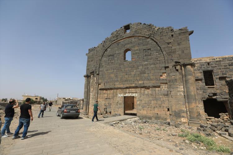 <p>Yaklaşık 1500 yıl önce inşa edildiği değerlendirilen manastırdan, günümüze yalnızca bazı kalıntılar ulaşabildi. Erken Hristiyanlık dönemine ait olduğu düşünülen yapının taş duvar parçaları, sütun temelleri ve apsis bölümünün izleri halen ayakta duruyor.</p>