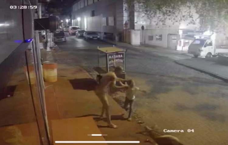 <p>Yaralı anne-kız da ambulanslarla Turgutlu Devlet Hastanesi'ne kaldırıldı. </p>
<p> </p>
<p>Şenayi Arslan sevk edildiği Manisa Celal Bayar Üniversitesi Hastanesi'nde hayatını kaybetti, kızı ise tedavisinin ardından taburcu edildi. </p>
<p> </p>
<p>Fırat Arslan, polisteki işlemlerinin ardından sevk edildiği adliyede<strong><em>, çıkarıldığı mahkeme tarafından tutuklandı.</em></strong></p>