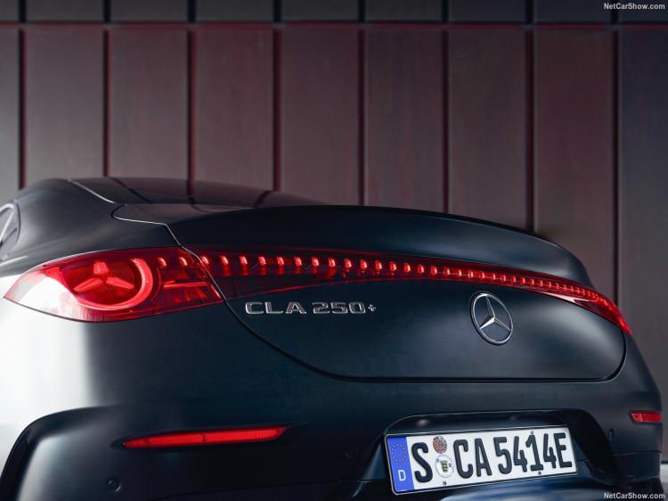 <p>Sürücü yardım fonksiyonlarını, rota rehberliğini ve çevredeki araç, bisiklet ya da yayaları tek bir sezgisel arayüzde birleştiriyor. Üç boyutlu oyun motoru grafikleriyle desteklenen bu teknoloji, sürüş deneyimini daha akıllı ve etkileyici hale getiriyor.</p>