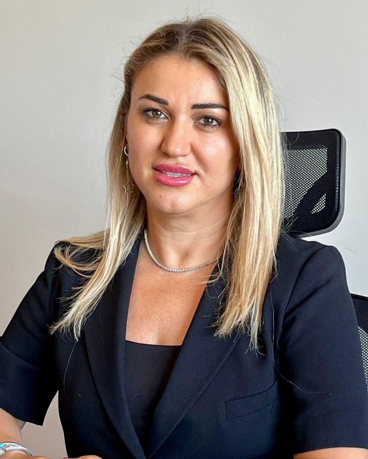 <p>Öte yandan, depremle ilgili dikkat çeken bir başka husus ise depremden saniyeler önce cep telefonlarına gelen uyarının Sındırgı ilçesinde 4.5 büyüklüğünde bir deprem olması ile ilgili olması oldu.</p>
<p>Depremin ardından ise gerek AFAD, gerek Kandilli verilerinde Sındırgı ilçesinde o saatte bir deprem kaydı olmamasıydı.</p>
<p> </p>