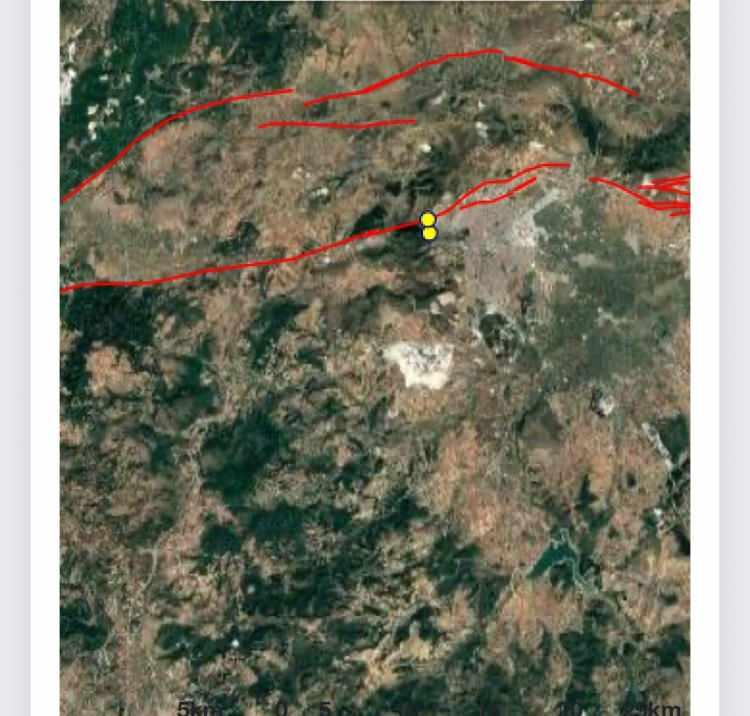 <p>Balıkesir'de dün gece saat 22.47'de merkez üssü Balıkesir il merkezi (Karesi merkez ilçesi) olan 2.5 büyüklüğündeki sarsıntı kısa süreli paniğe neden oldu.</p>
