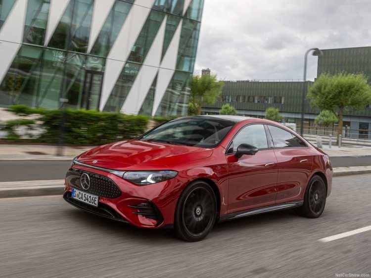 <p>MBUX Superscreen'in her iki ucuna entegre edilmiş yuvarlak hava çıkışları, modern ve sportif izlenimi güçlendiriyor. Yüksek teknolojiye sahip düz bir merkezi hava çıkışı, geleneksel ızgaraların yerini alıyor. Diğer bir dikkat çekici özellik ise baş üstü ekran. Türkiye’de standart olarak sunulan sanal ön gösterge paneli sayesinde sürücü, aracın yaklaşık 2,8 metre önünde yüzen, sanal 31 santimetrelik (12,2 inç) ekrandan araç ile ilgili bilgilere ulaşabiliyor.</p>
