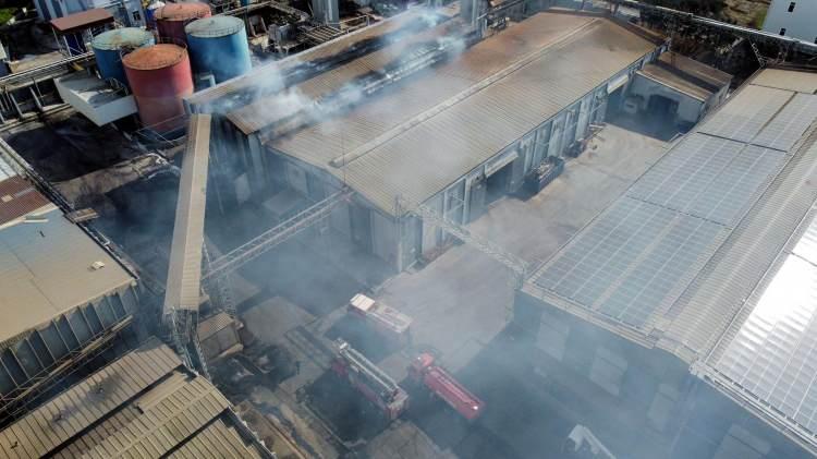 <p><strong><span style="color:rgb(178, 34, 34)">YANGIN BÜYÜMEDEN KONTROL ALTINA ALINDI</span></strong></p>
<p>Yangın ise itfaiye ekiplerinin müdahalesiyle büyümeden kontrol altına alındı.</p>
<p> </p>