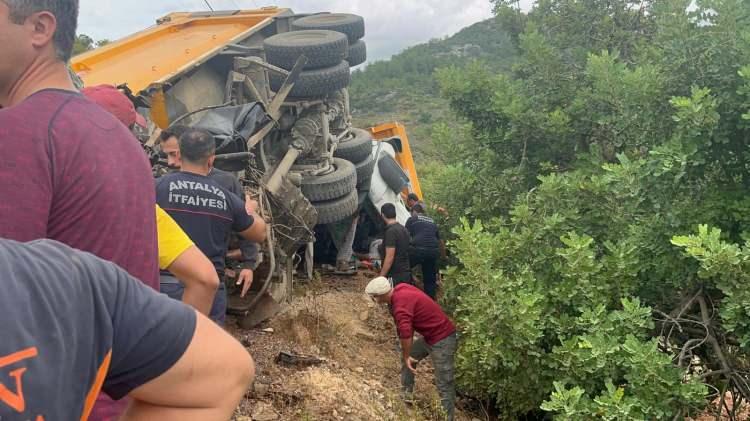 <p>Kazayı gören çevredeki vatandaşların ihbarı üzerine olay yerine jandarma, itfaiye ve sağlık ekipleri sevk edildi.</p>
