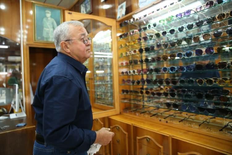 <p>Sebebi, eskiden gözlük camları mineraldi, yani camdı. Organik mika cam yoktu. Kalıp kartondan kalıp kesiliyordu, çerçeveye alıştırılıyordu. O karton kalıba göre cam elmasla kesiliyordu, ondan sonra el pensiyle kırılıyordu. Kırılan gözlüğün kenarının balık sırtı v şeklinde tıraşlanması gerekiyordu. O el taşıyla yapılırdı. Gözlük camı yaparken sürtüle sürtüle zaman içinde parmakların izi silinmiş."</p>
<p> </p>