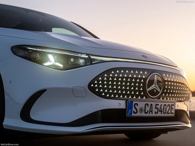 <p>Temel aldığı ChatGPT4o’ın yanı sıra Microsoft Bing üzerinden arama yaparak internetin kolektif bilgisini bir araya getiriyor. Google Gemini sayesinde, doğal dildeki navigasyonla ilgili sorularda da oldukça bilgili.</p>
