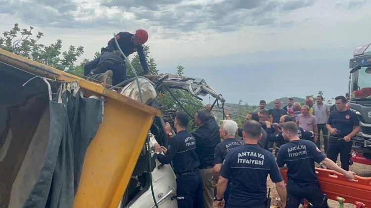 <p>Antalya'nın Alanya ilçesinde freni boşalan kum yüklü hafriyat kamyonu karşı yönden gelen başka bir kamyonla kafa kafaya çarpıştı. 1 kişi hayatını kaybederken 1 kişinin de hayati tehlikesi devam ediyor.</p>
<p> </p>