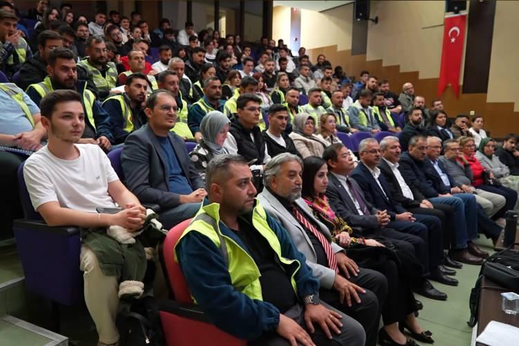 <p>Japonya ile Türkiye'nin sismik açıdan benzer özellikler taşıdığını ifade eden Moriwaki, depreme dayanıklı yapıların gerekliliğine ilişkin teknik bilgiler paylaştı. </p>